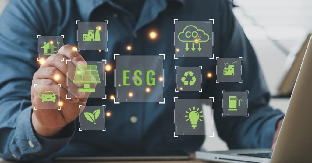 Persona interactuando con iconos digitales relacionados con sostenibilidad, energía renovable y criterios ESG.